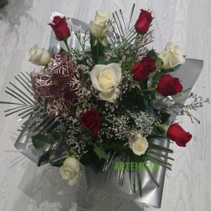 12_roses_bouquet_in_red__white.jpg
